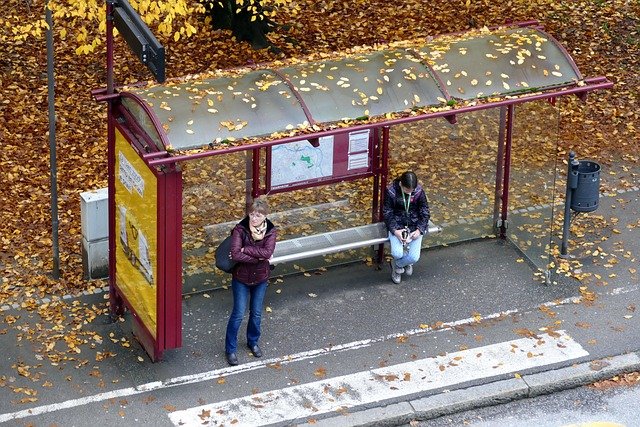 ¿Cuáles son las partes de una parada de autobús?