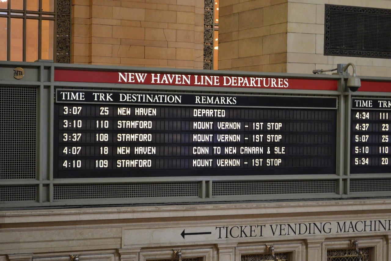 ¿Por qué algunas marquesinas tienen paneles de información digital? Explicación completa para municipios y operadores de transporte